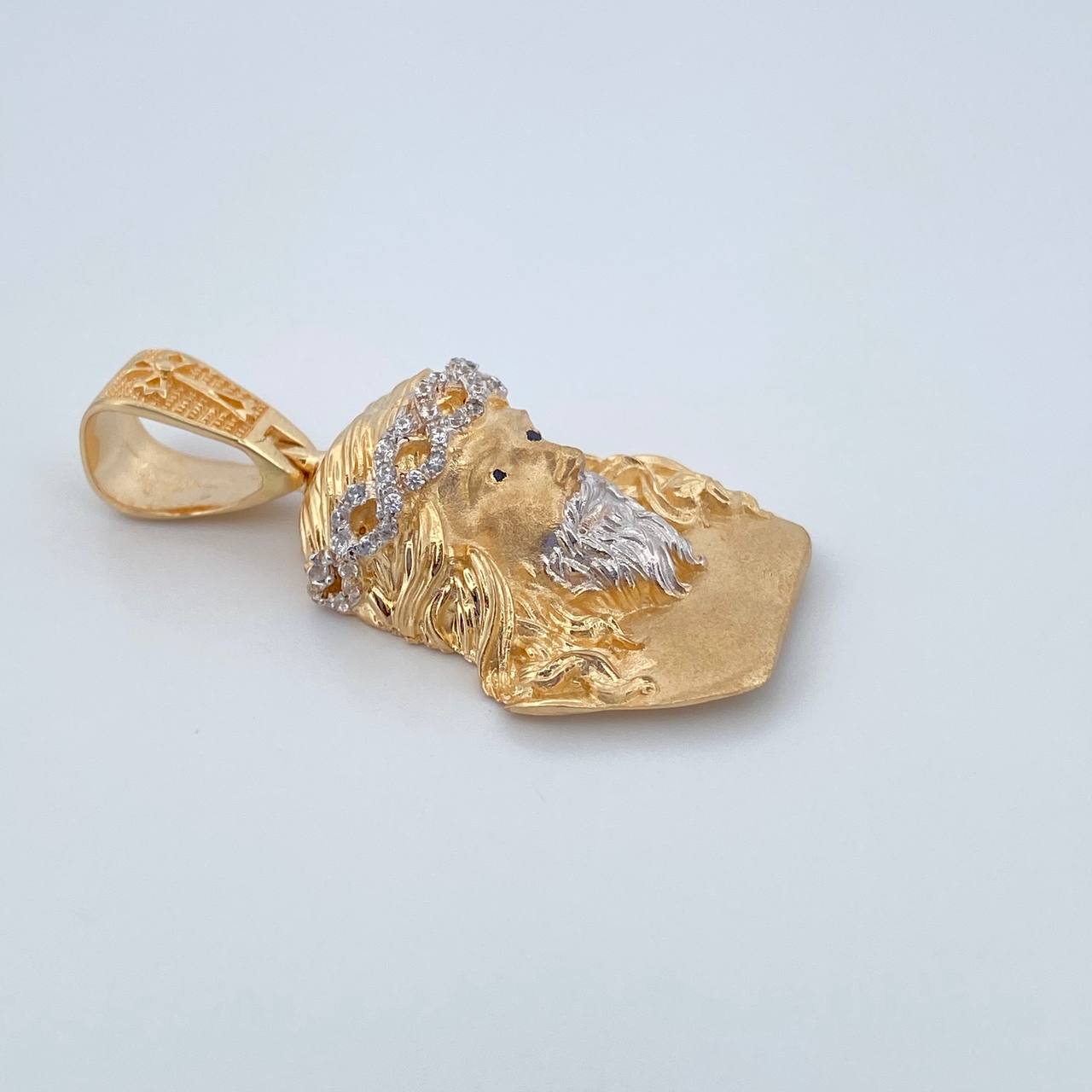 Dije Rostro de Cristo 11.05gr / 4cm / Circones Azules Blancos Dos Oros Amarillo Blanco 18K $