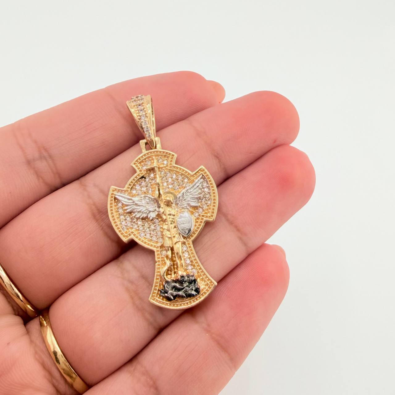 Dije San Miguel Arcangel 8.85gr / 4.1cm / Dos Oros Amarillo Blanco 18K