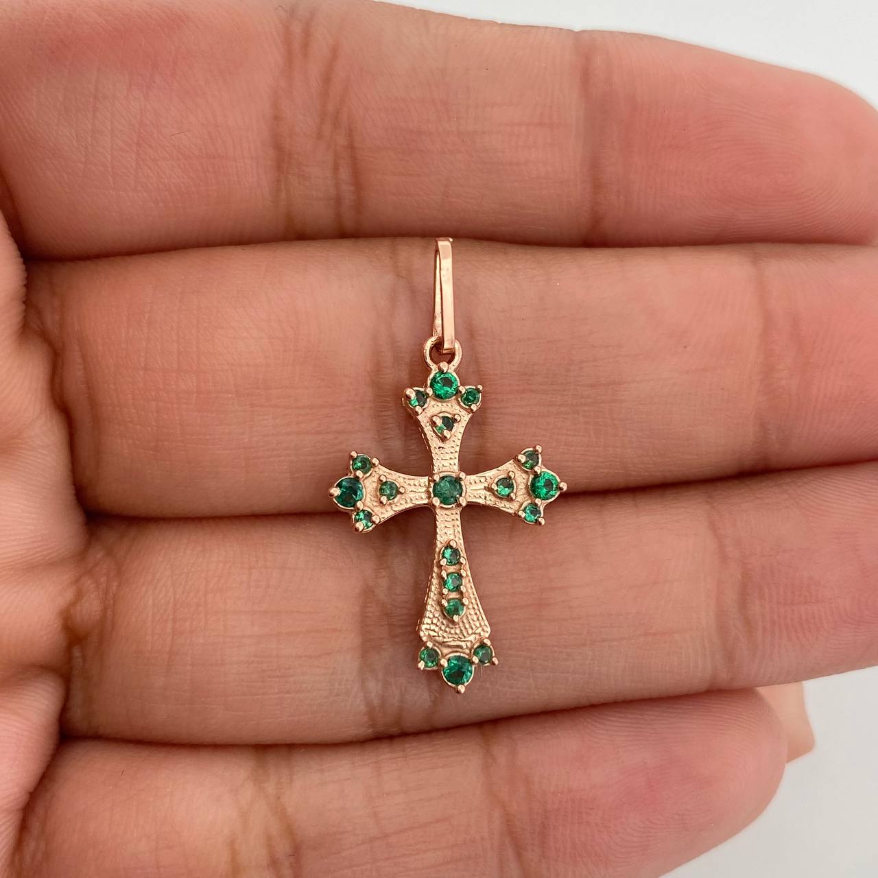 Dije Cruz Gotica 1.2gr / 2.8cm / Oro Rosa 18K %