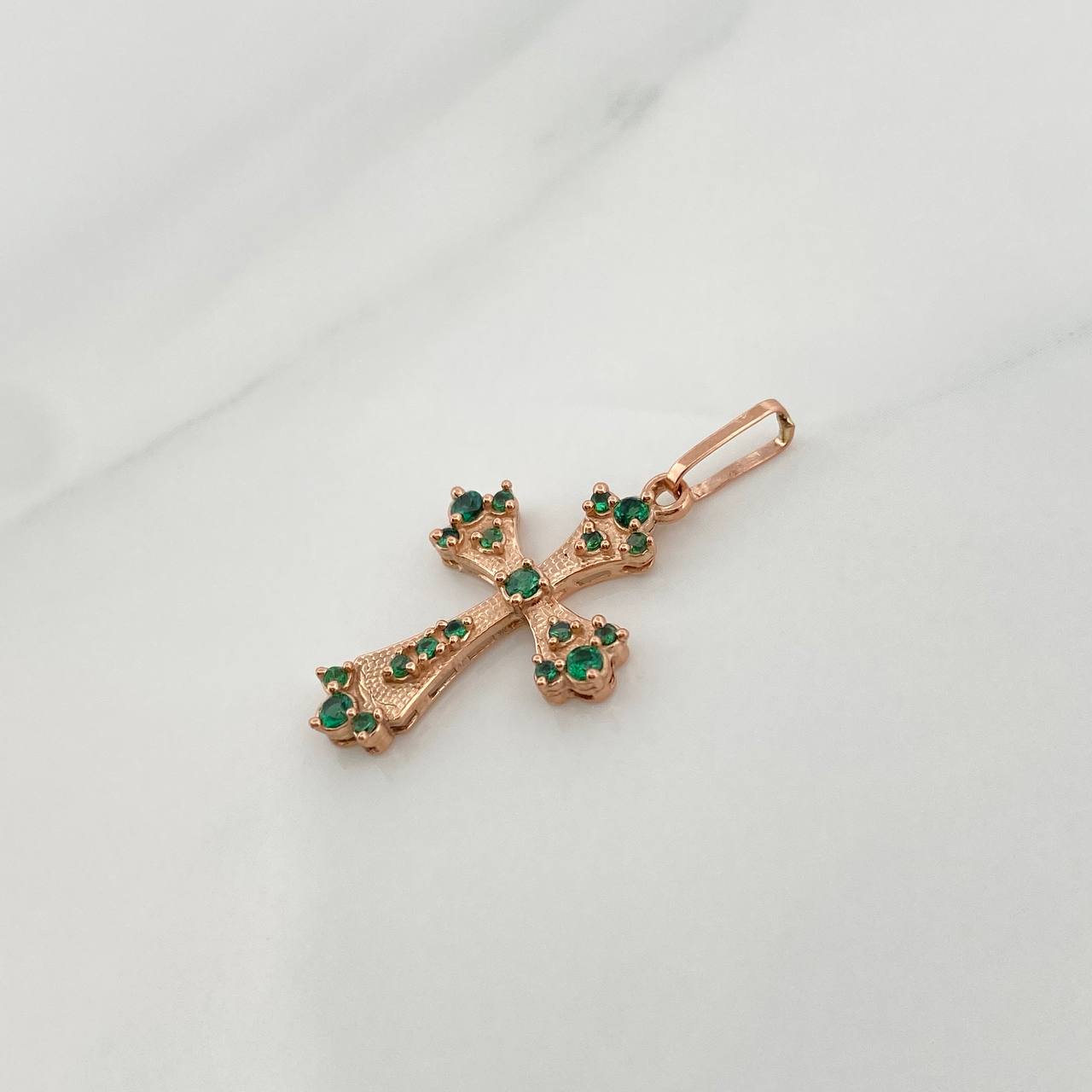 Dije Cruz Gotica 1.2gr / 2.8cm / Oro Rosa 18K %