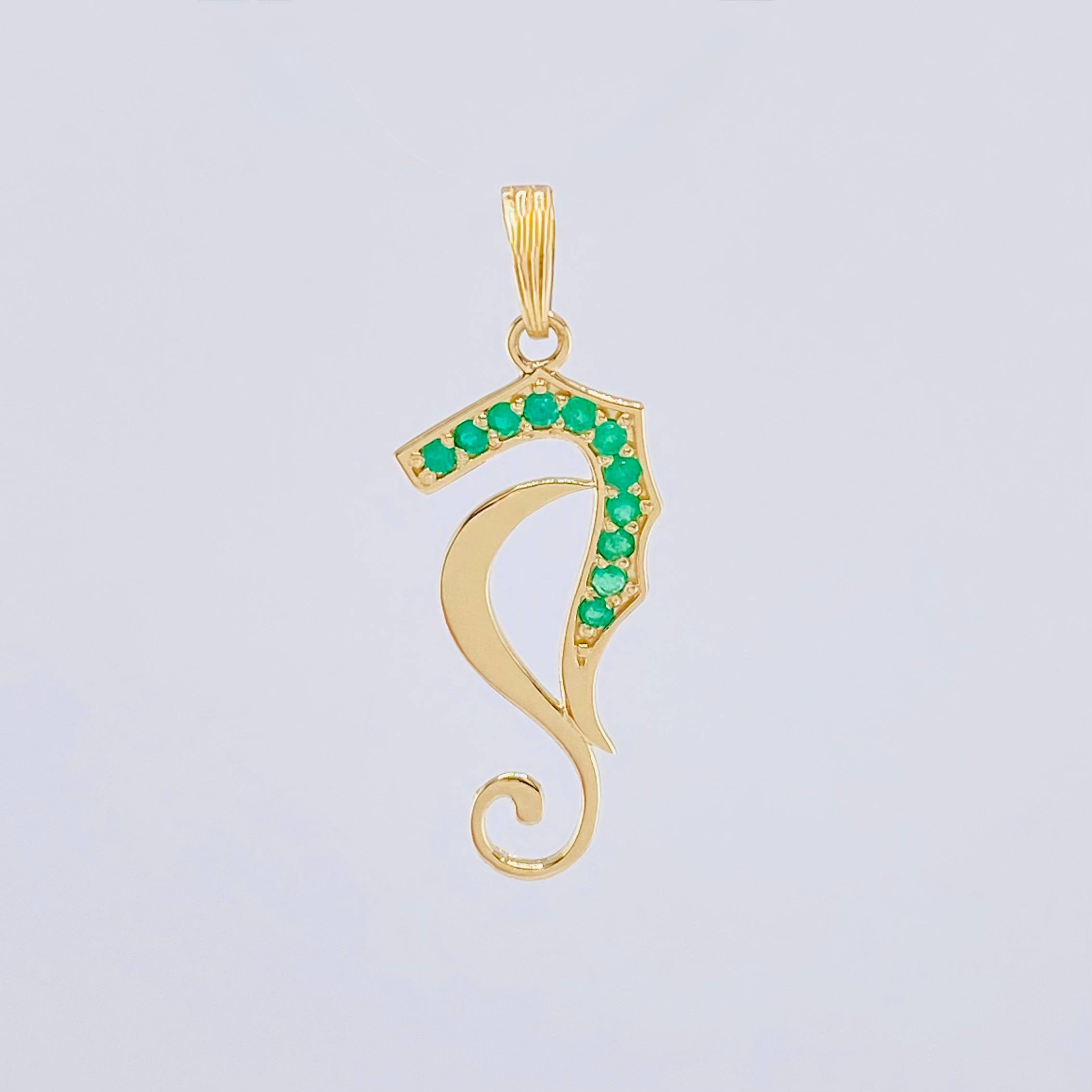 Dije Caballo Abstracto De Mar Esmeraldas 17pts 1.5gr / 3.3cm / Oro Amarillo 18K