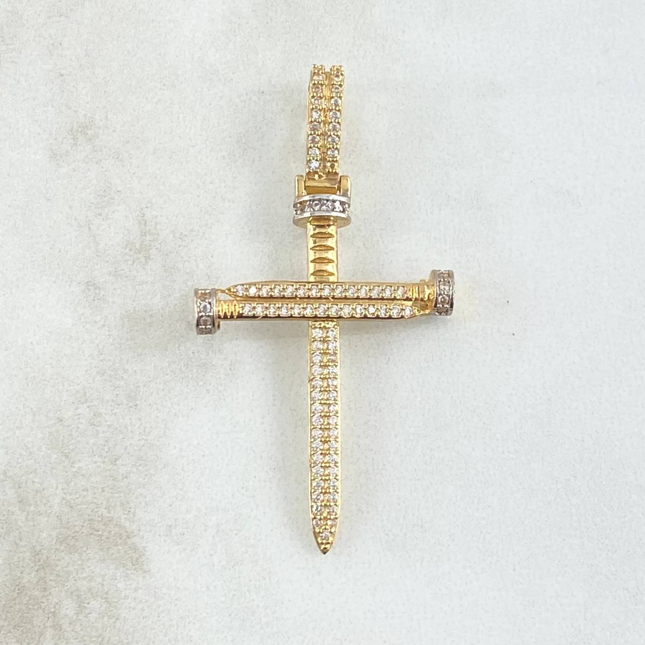 Dije Cruz Clavo 4.35gr / 4.3cm / Circones Blancos Oro Amarillo 18K *
