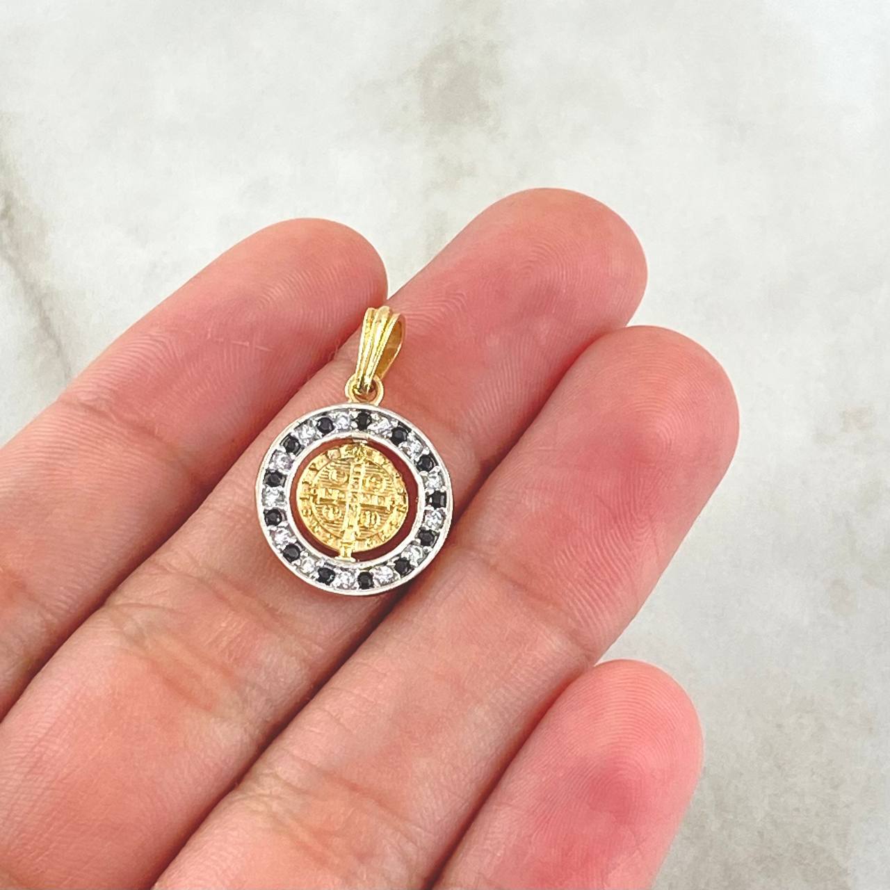 Dije San Benito En Aro Movil 2.1gr / 1.7cm / Circones Blancos Negros Oro Amarillo 18K ©
