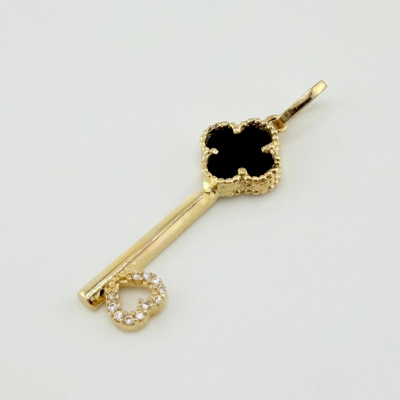 Dije Llave Trebol Negro 2.4gr / 3.7cm / Oro Amarillo Nac.Esp. 18K