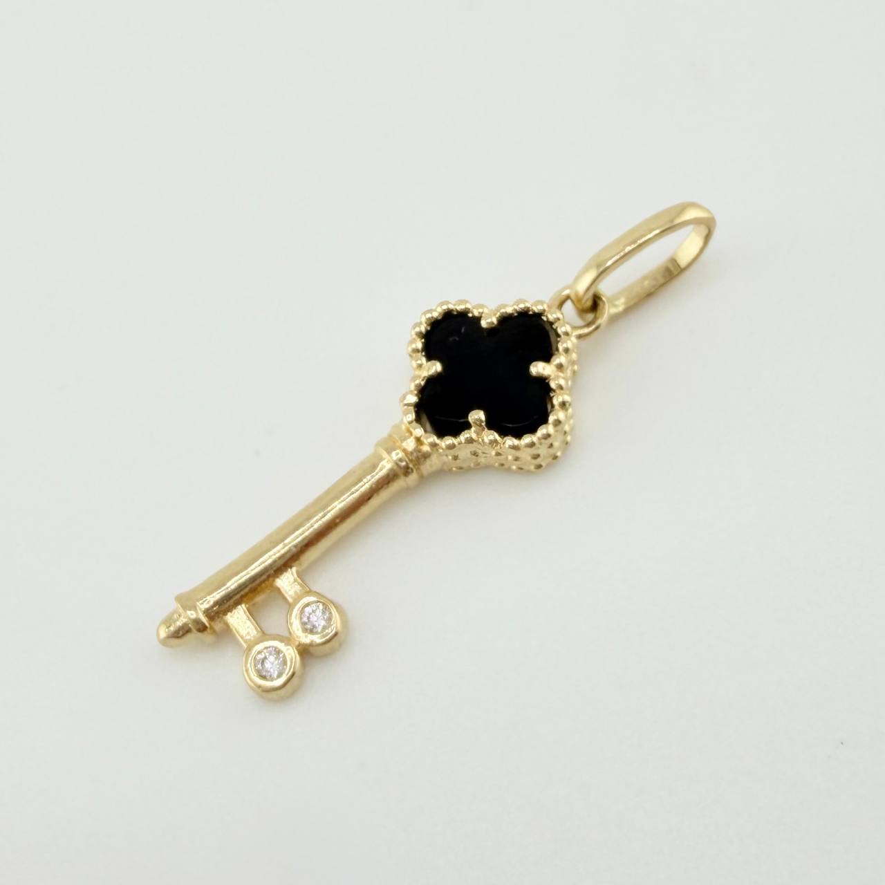 Dije Llave Trebol Negro 1.5gr / 2.7cm / Oro Amarillo 18K