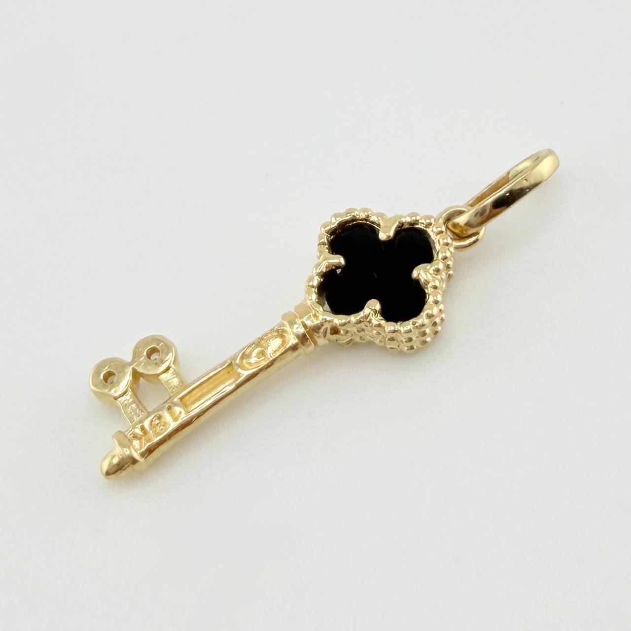 Dije Llave Trebol Negro 1.5gr / 2.7cm / Oro Amarillo 18K