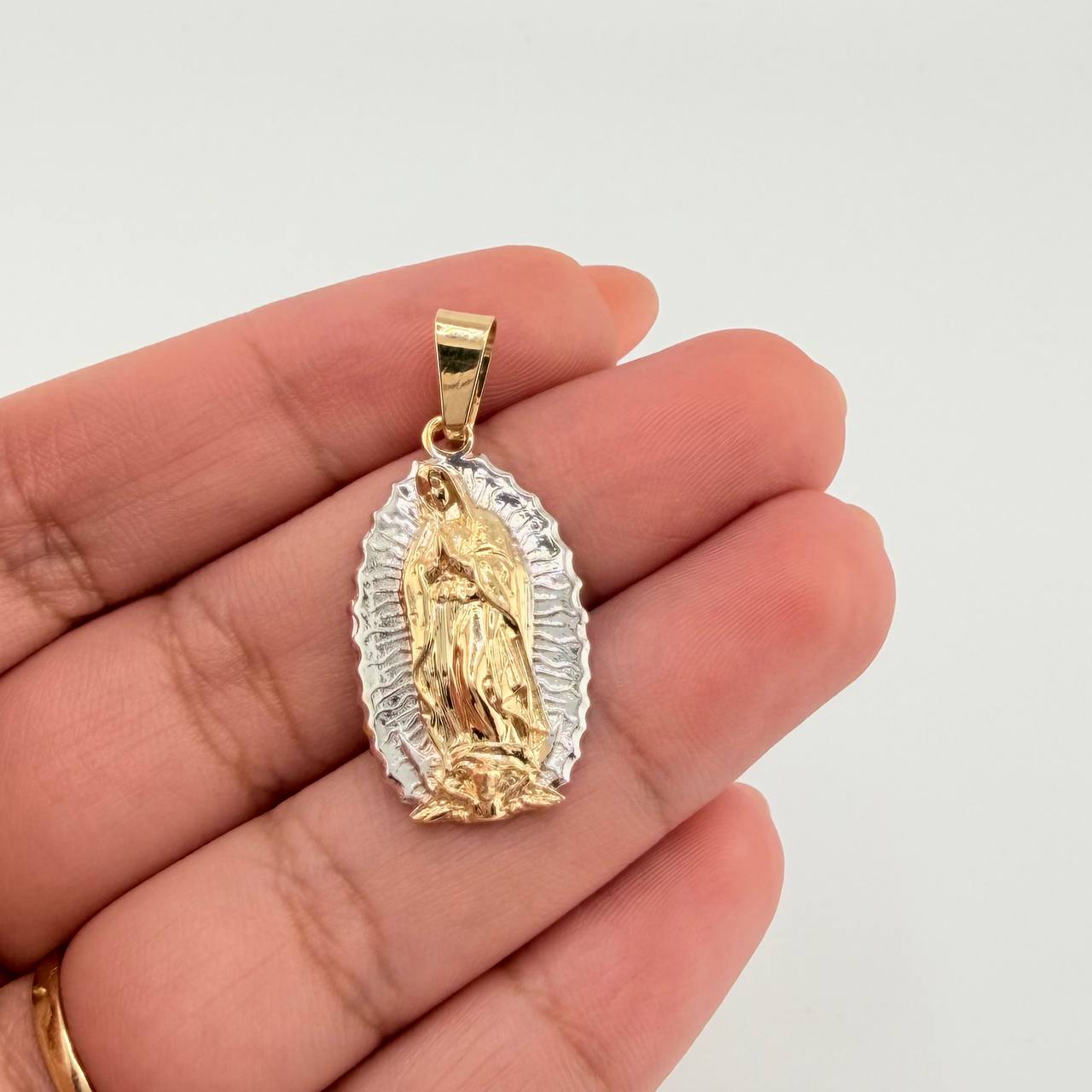 Dije Virgen Guadalupe 2.3gr / 3.3cm / Dos Oros Amarillo Blanco 18K