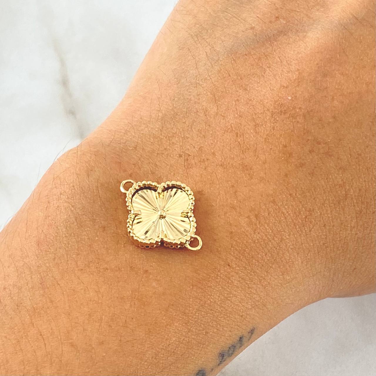 Herraje Trebol 2gr / 2cm / Bordeado Oro Amarillo 18K ©