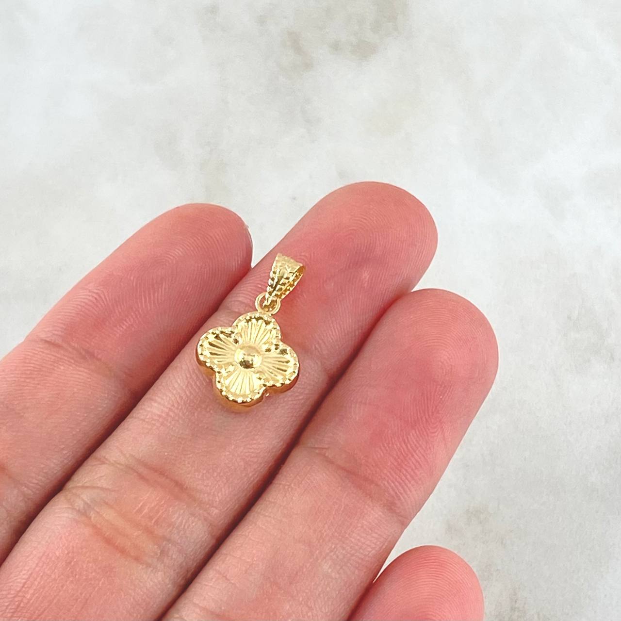 Dije Flor Trebol Diamantado 0.45 g / 1.5 cm Oro Amarillo 18K