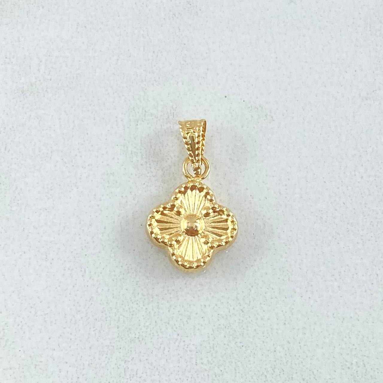 Dije Trebol 0.45gr / 1.5cm / Troquelado Oro Amarillo 18K ©