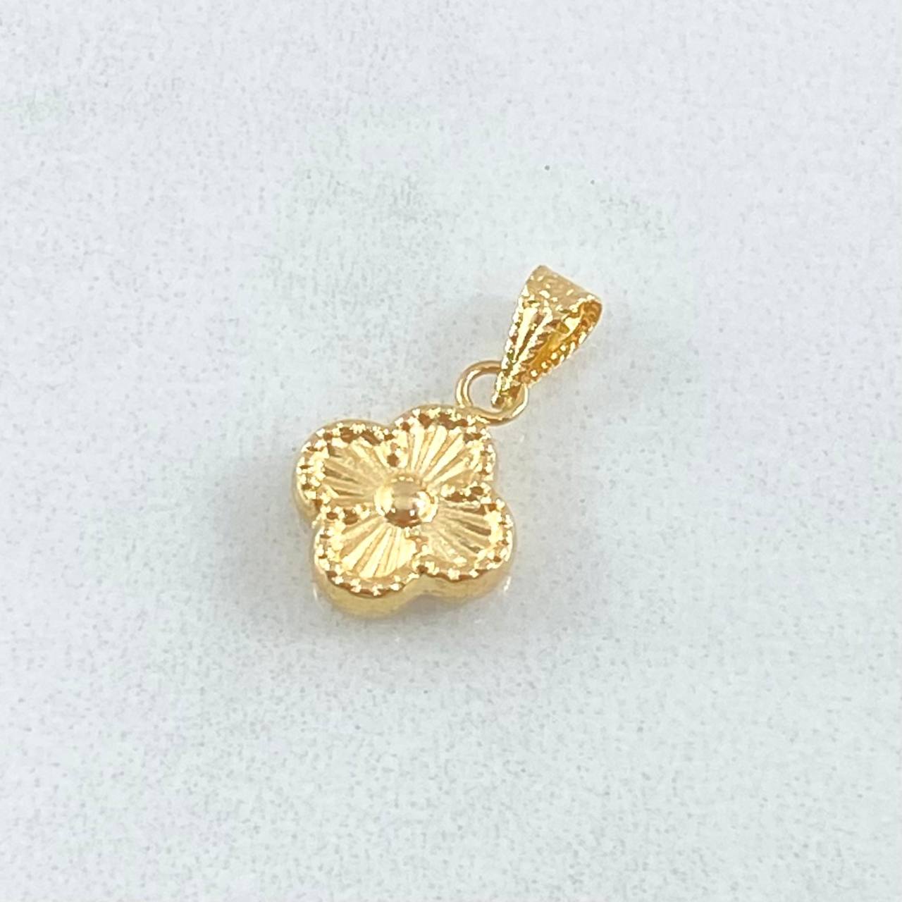 Dije Trebol 0.45gr / 1.5cm / Troquelado Oro Amarillo 18K ©