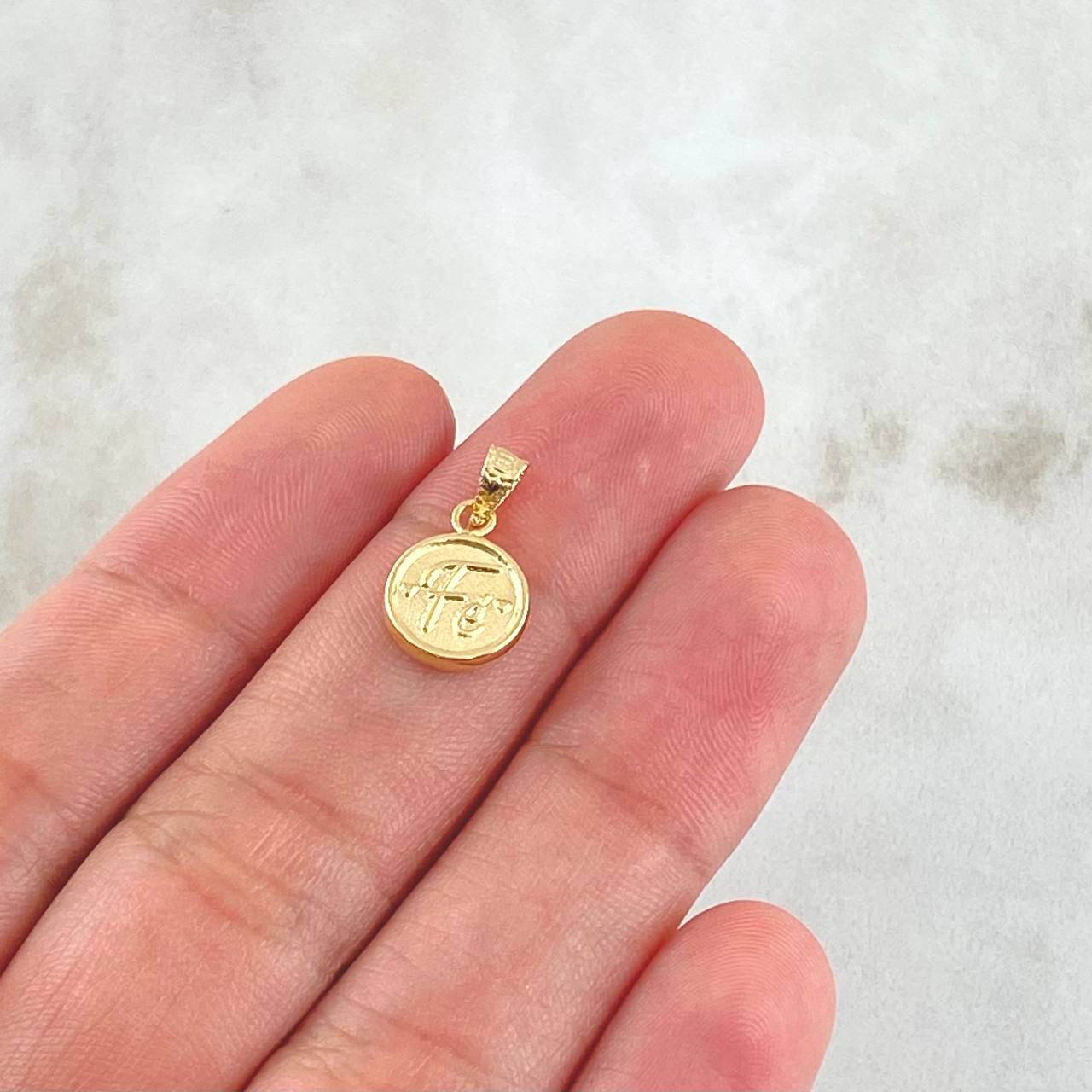 Dije Fé 0.5gr / 1.5cm / Cargador Bordeado Oro Amarillo 18K ©