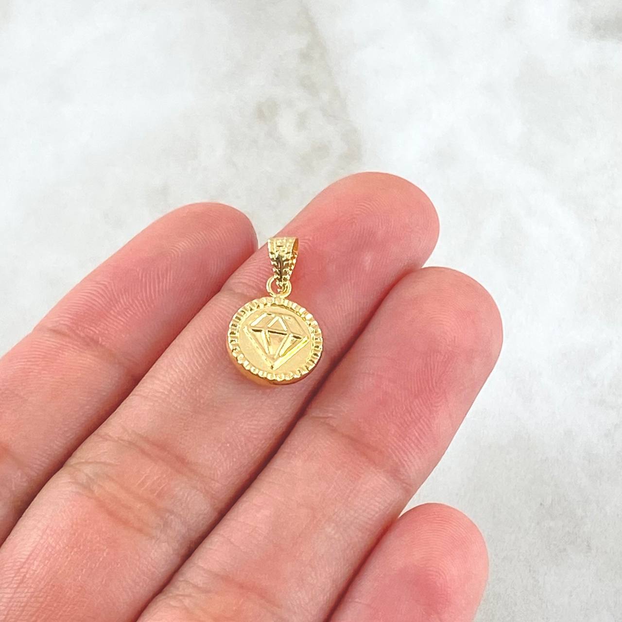 Dije Diamante 0.6gr / 1.7cm / Bordeado Oro Amarillo 18K *