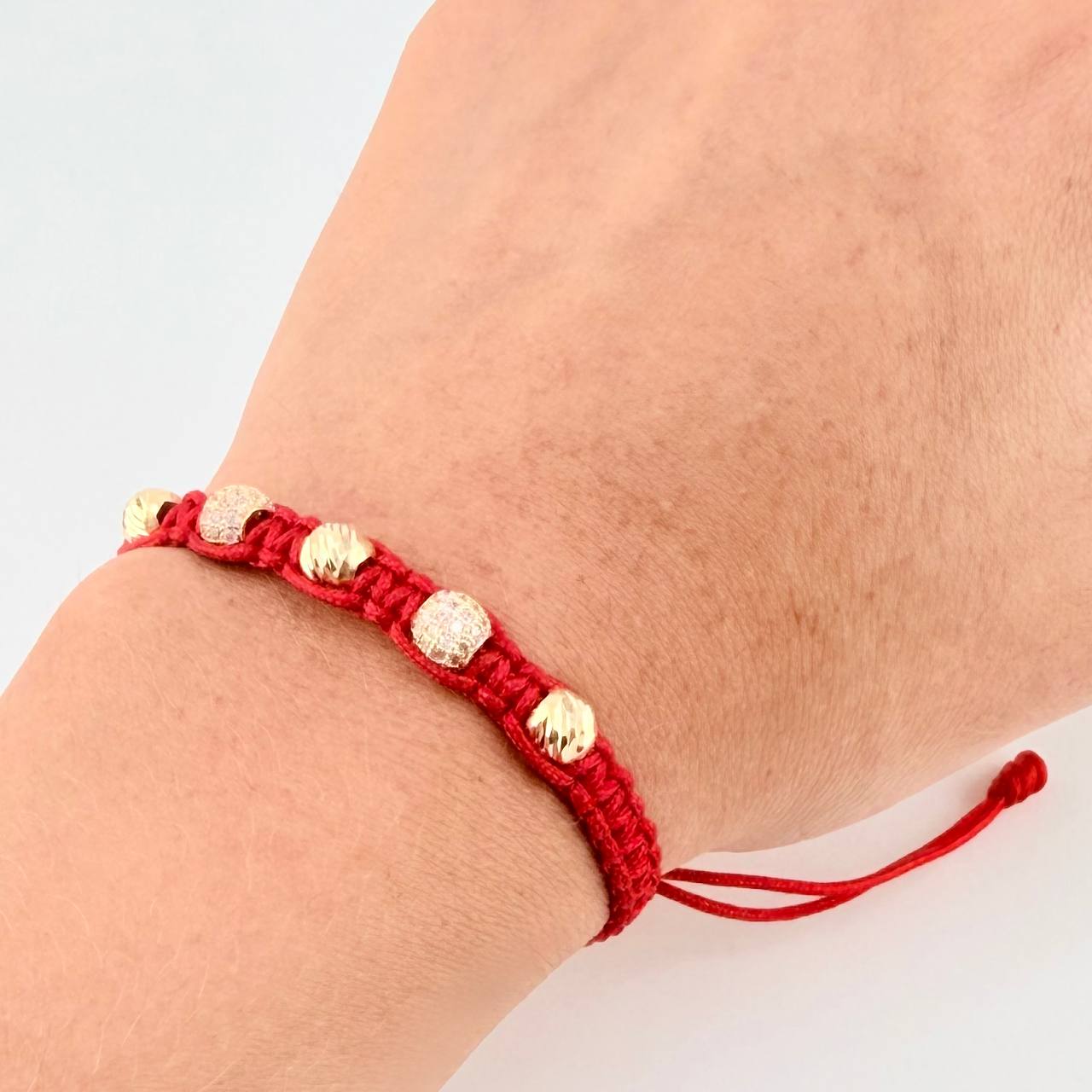Pulsera Tejida Roja Bolas Diamantadas Oro Amarillo 18K