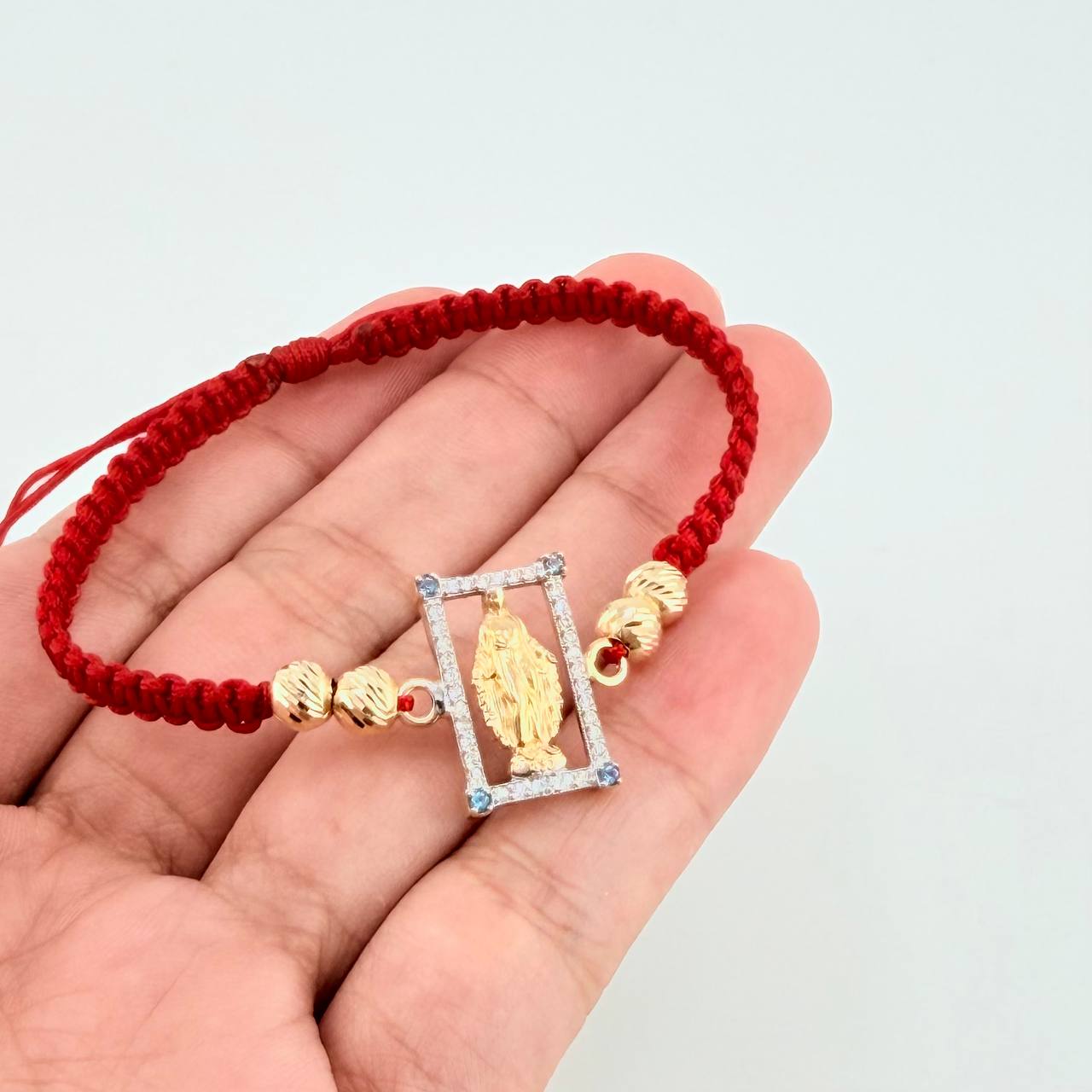 Pulsera Tejida Roja Virgen Milagrosa Bolas Diamantadas Dos Oros Amarillo Blanco 18K