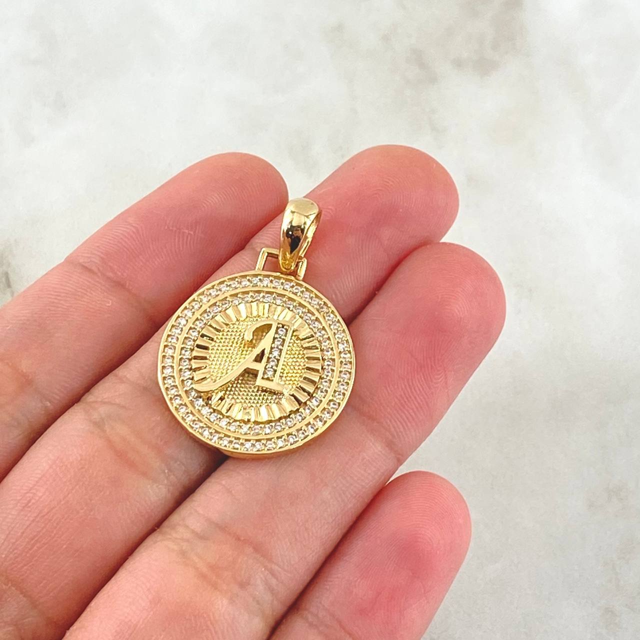 Dije Medalla Letra A 4.5gr / 3.1cm / Circones Blancos Oro Amarillo 18K *