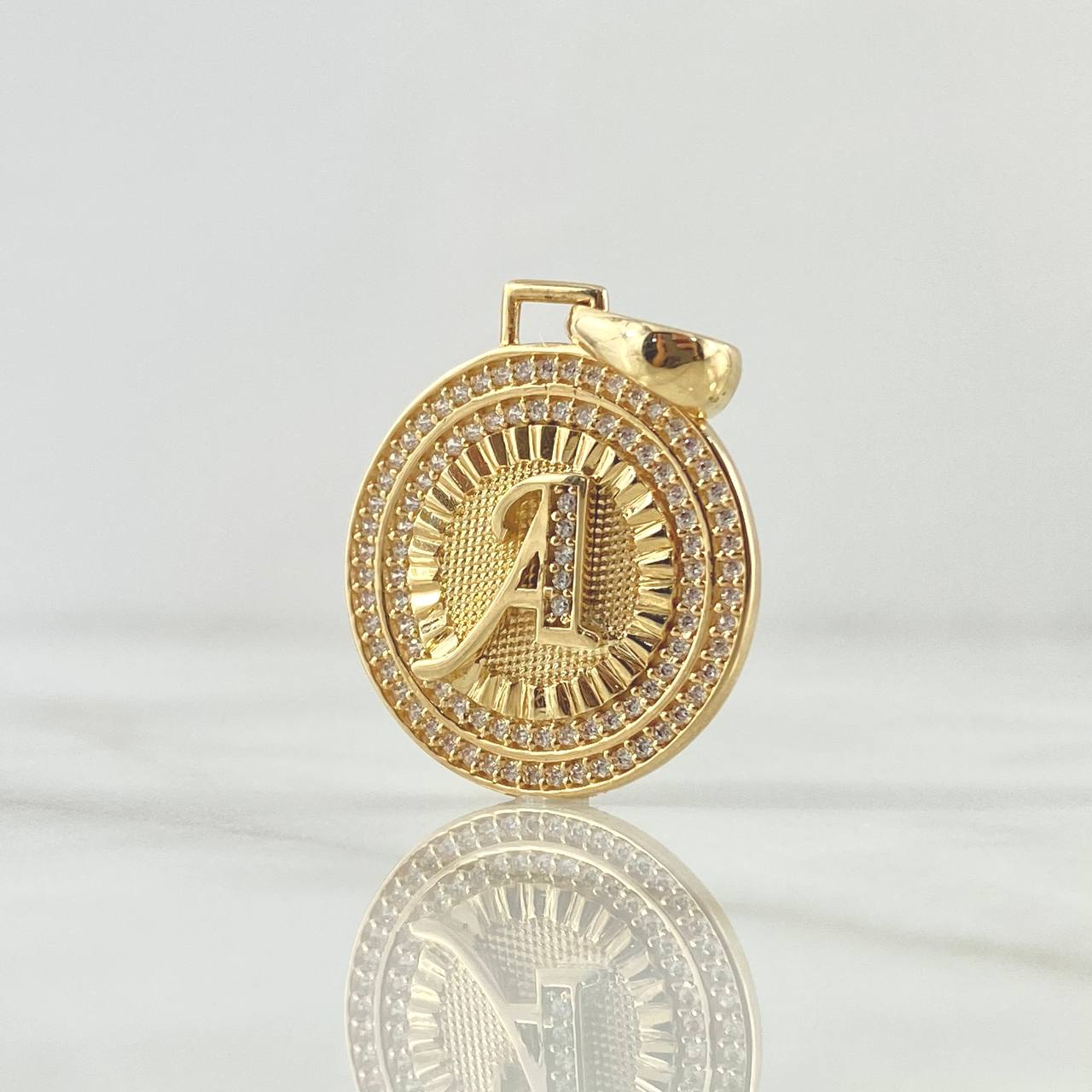 Dije Medalla Letra A 4.5gr / 3.1cm / Circones Blancos Oro Amarillo 18K *