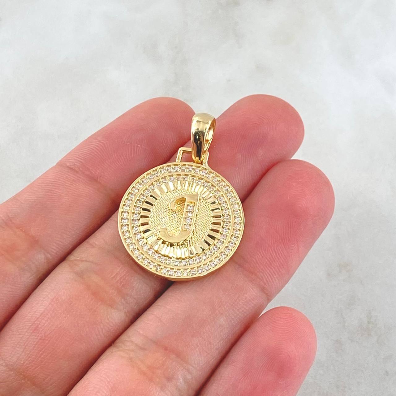 Dije Medalla Letra J 4,35gr / 3.1cm / Circones Blancos Oro Amarillo 18K