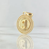 Dije Medalla Letra J 4,35gr / 3.1cm / Circones Blancos Oro Amarillo 18K