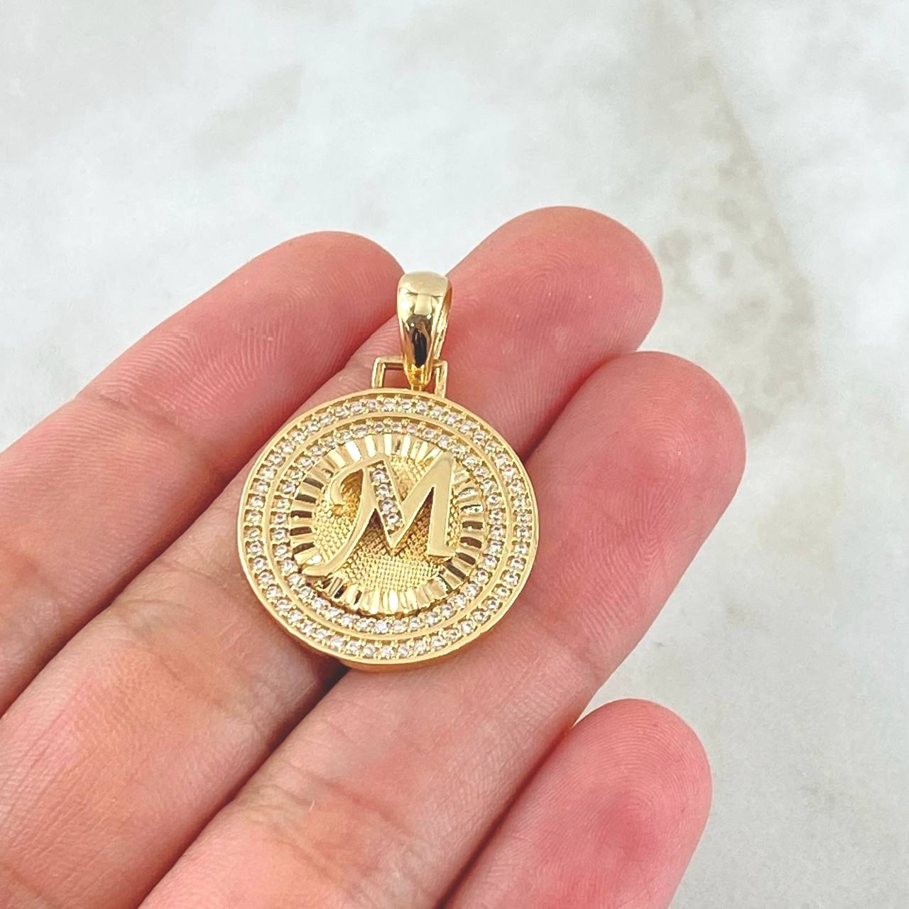 Dije Medalla Letra M 4.55gr / 3cm / Oro Amarillo 18K