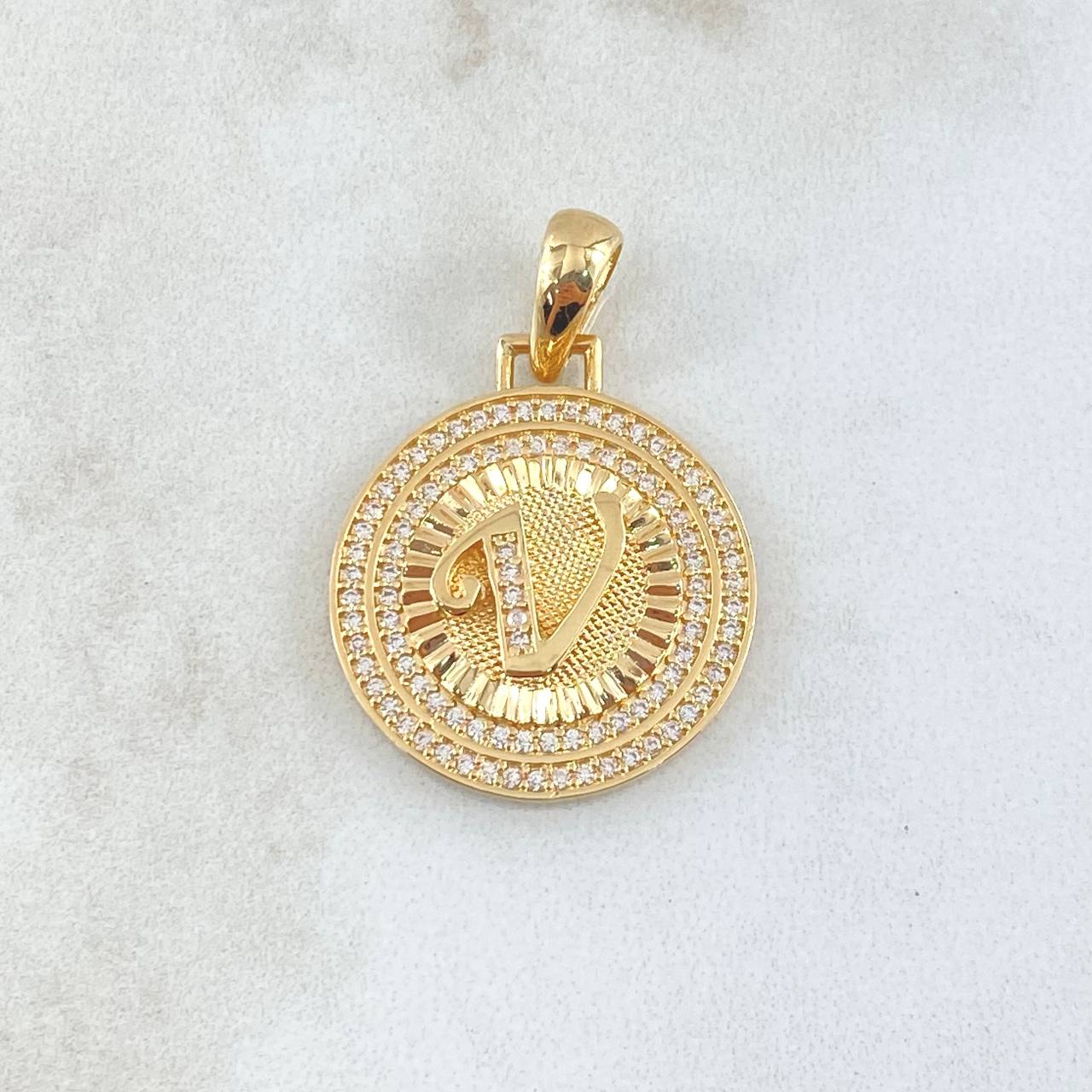 Dije Medalla Letra V 4.85gr / 3.1cm / Circones Blancos Oro Amarillo 18K *