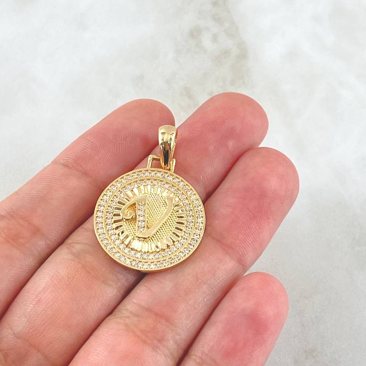 Dije Medalla Letra V 4.85gr / 3.1cm / Circones Blancos Oro Amarillo 18K *