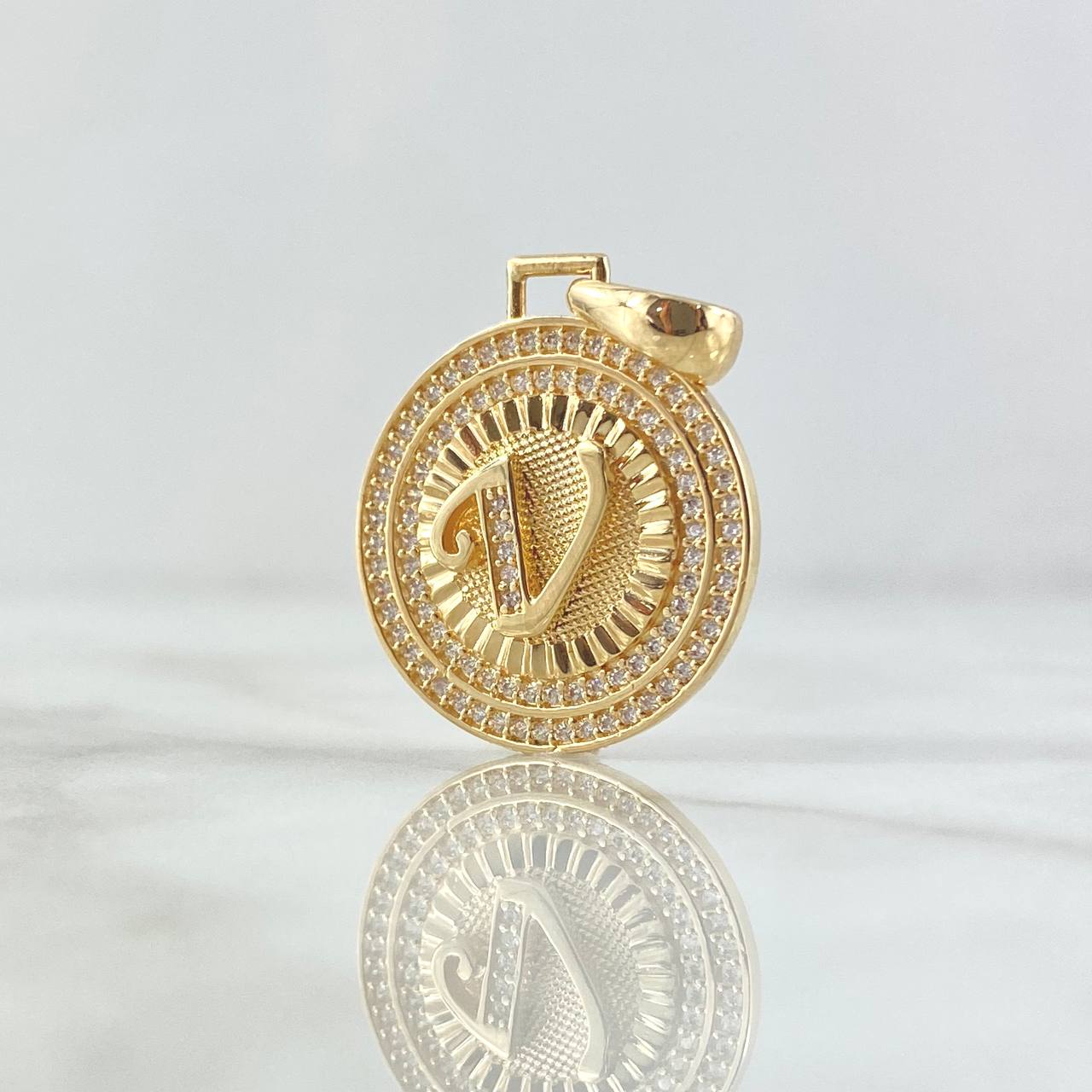 Dije Medalla Letra V 4.75gr / 3.1cm / Circones Blancos Oro Amarillo 18K
