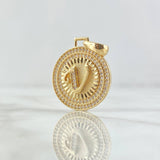 Dije Medalla Letra V 4.85gr / 3.1cm / Circones Blancos Oro Amarillo 18K *