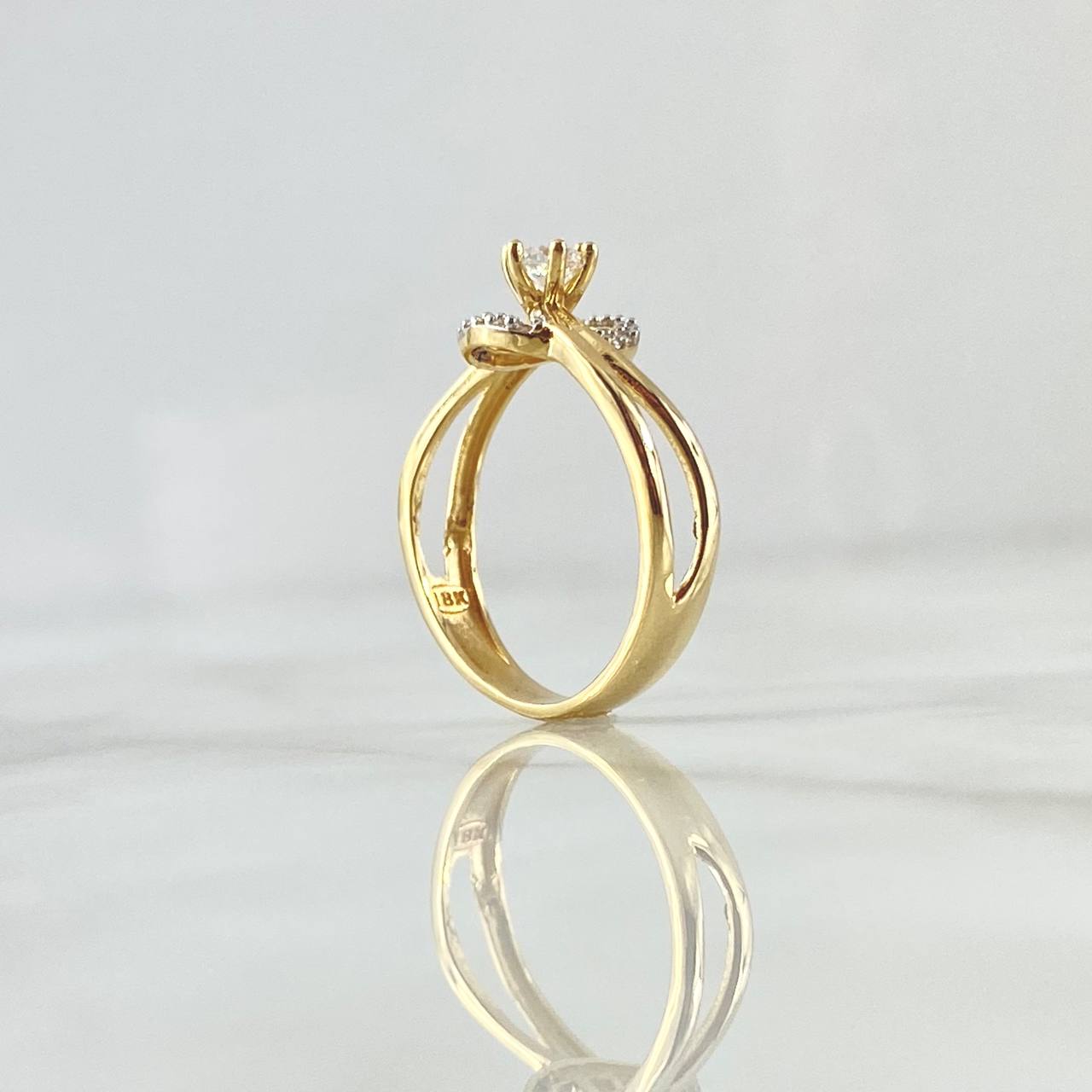 Anillo Solitario Curvas Centralizadas 3.3gr / T7 1/4 / Circones Blancos Oro Amarillo 18K *