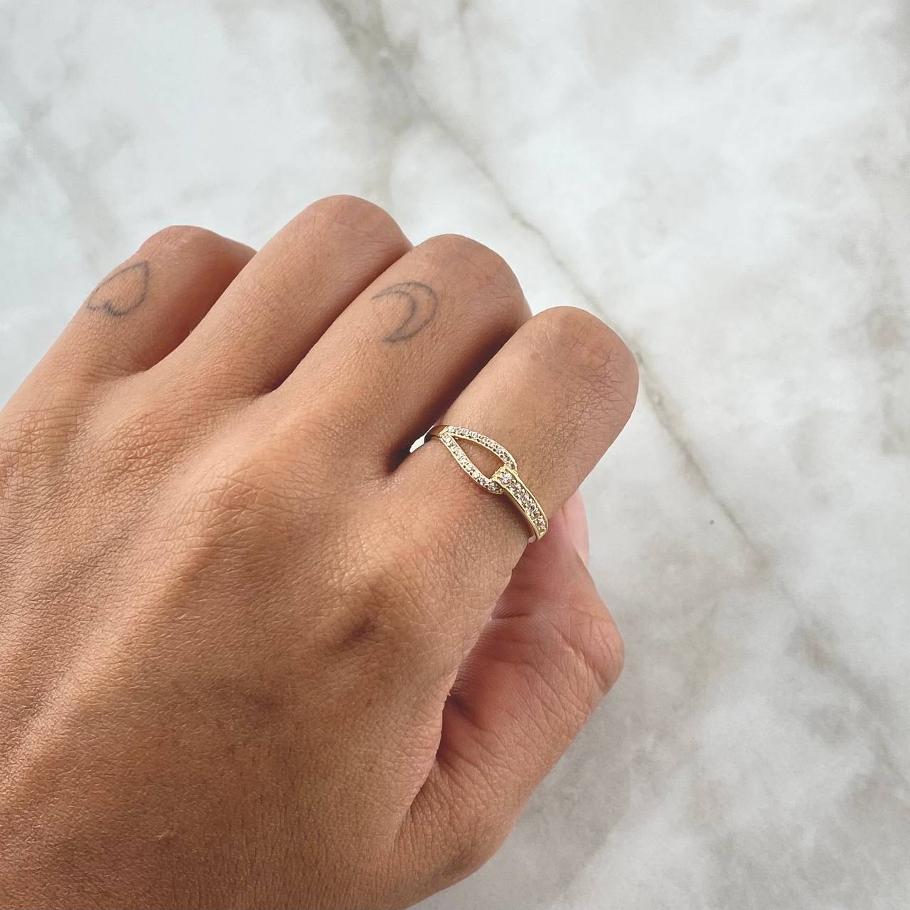 Anillo Nudo de Rizo 1.7gr / T6 3/4 / Circones Blancos Oro Amarillo 18K ©