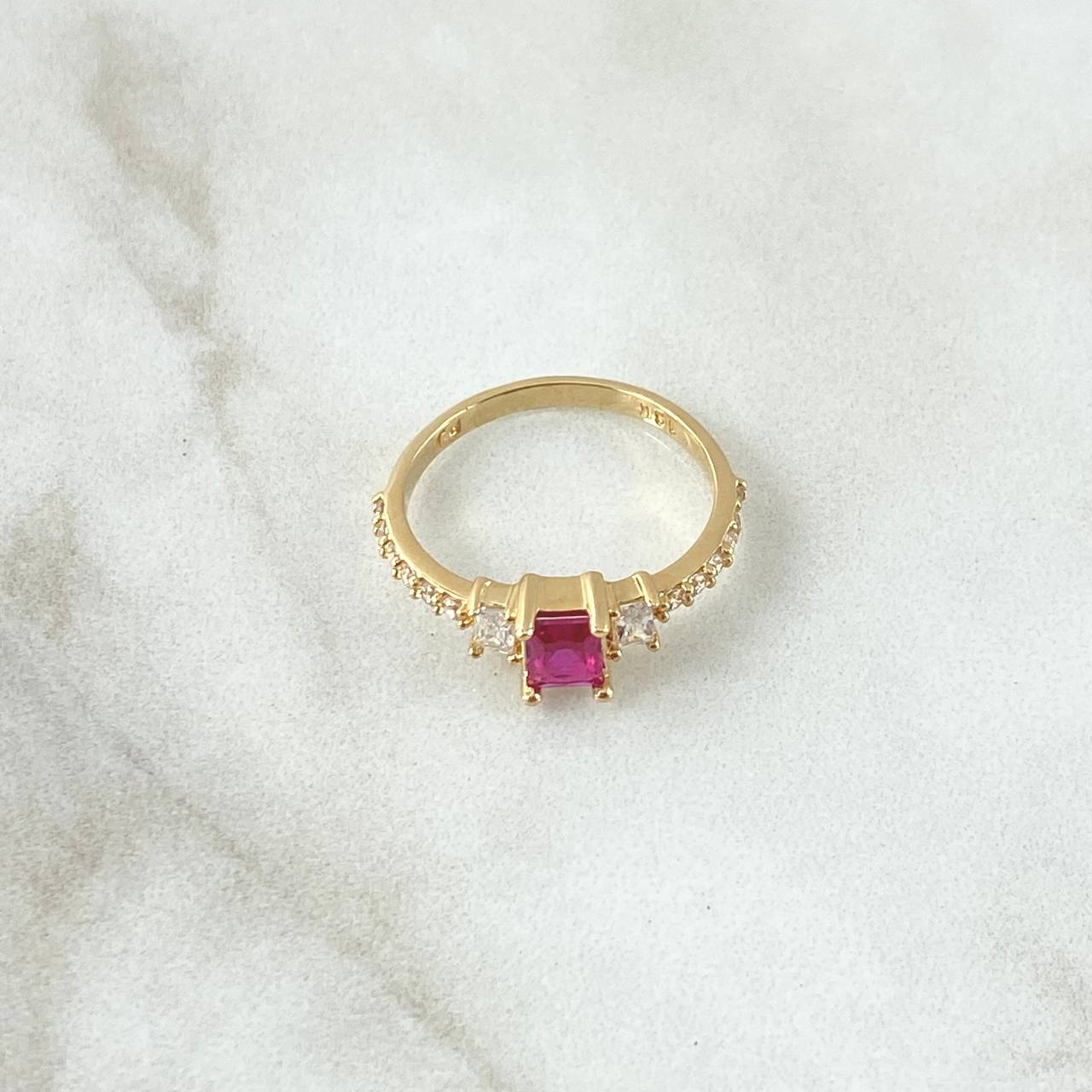 Anillo Solitario Escalonado 2.7gr / T6 / Circones Blancos Fucsia Oro Amarillo 18K *