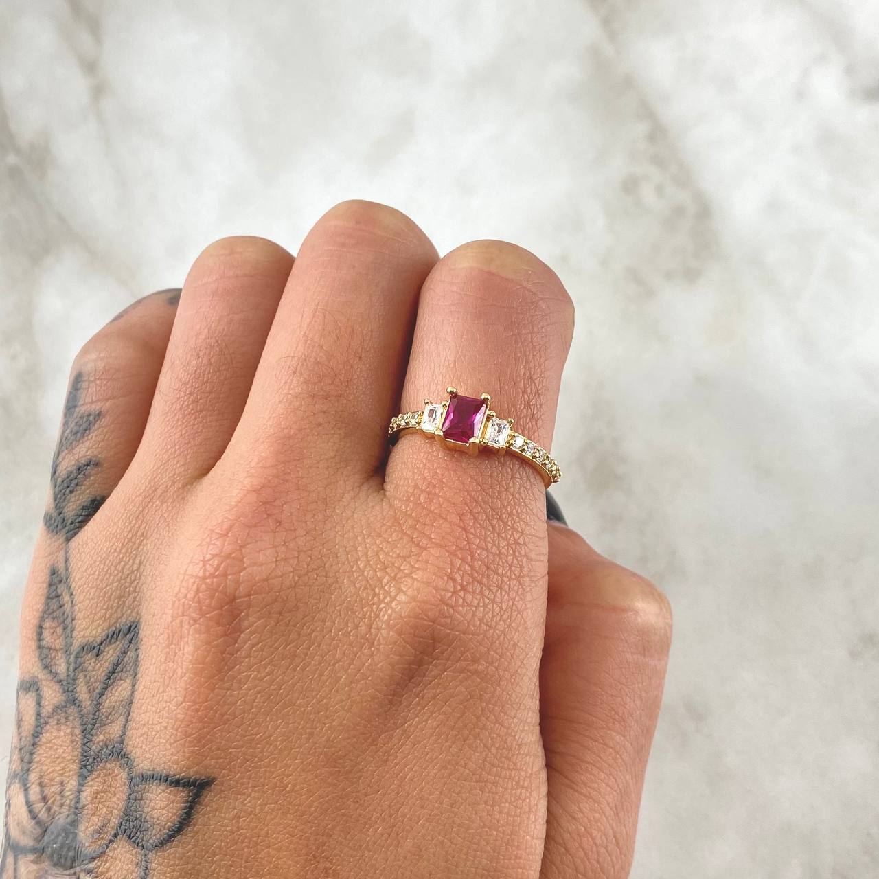 Anillo Solitario Escalonado 2.7gr / T6 / Circones Blancos Fucsia Oro Amarillo 18K *