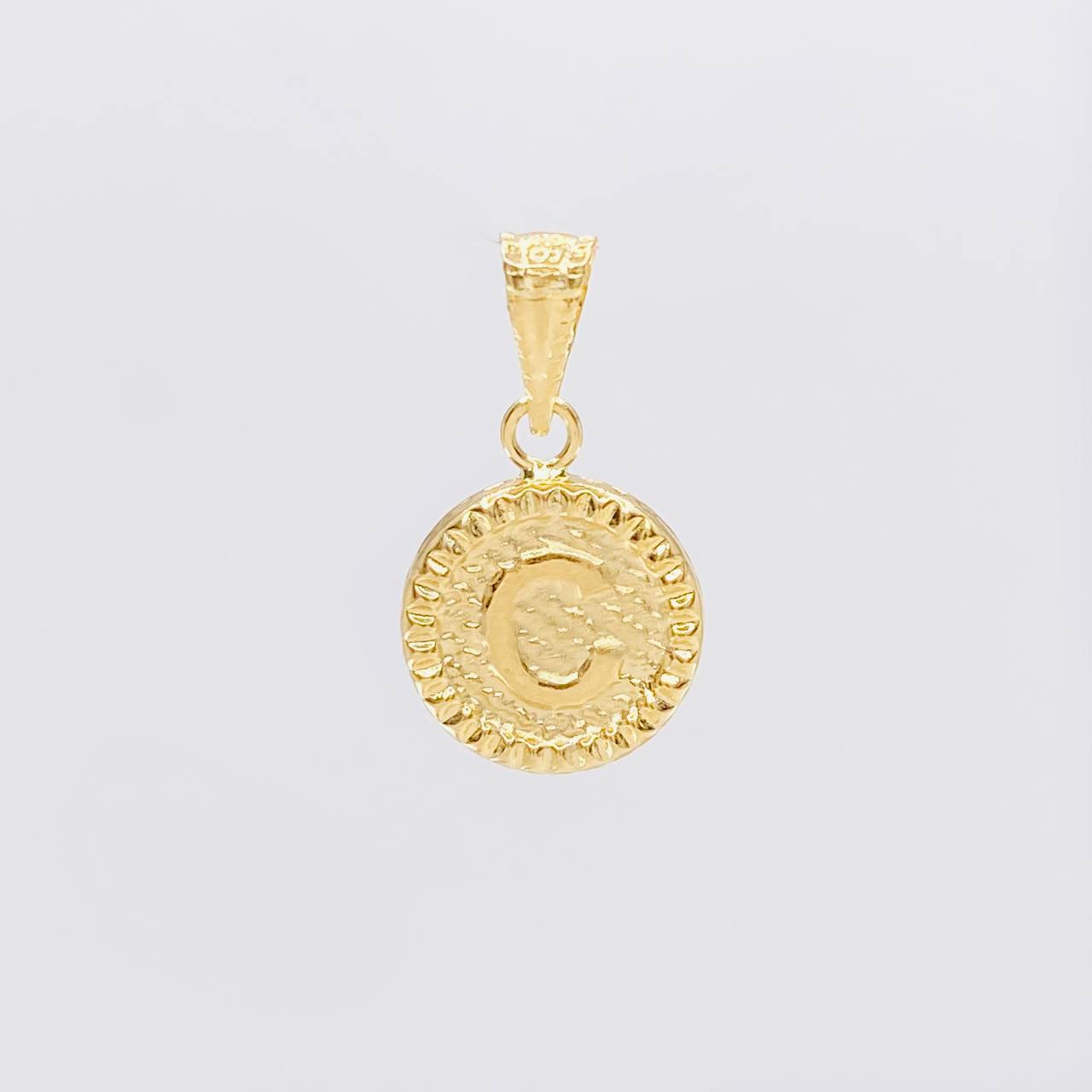 Dije Letra C Marco Bordeado 0.55g / 1.7cm Oro Amarillo 18K