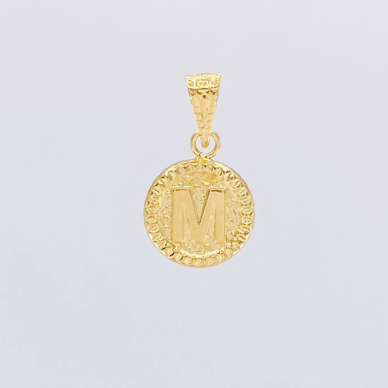 Dije Letra M Marco Bordeado 0.55g / 1.7cm Oro Amarillo 18K