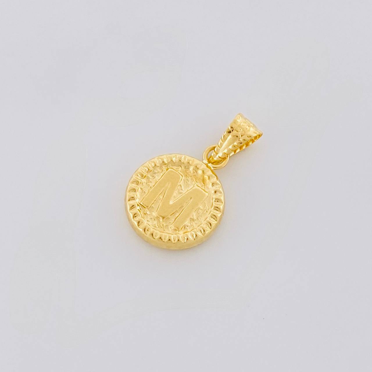 Dije Letra M Marco Bordeado 0.6g / 1.7cm Oro Amarillo 18K