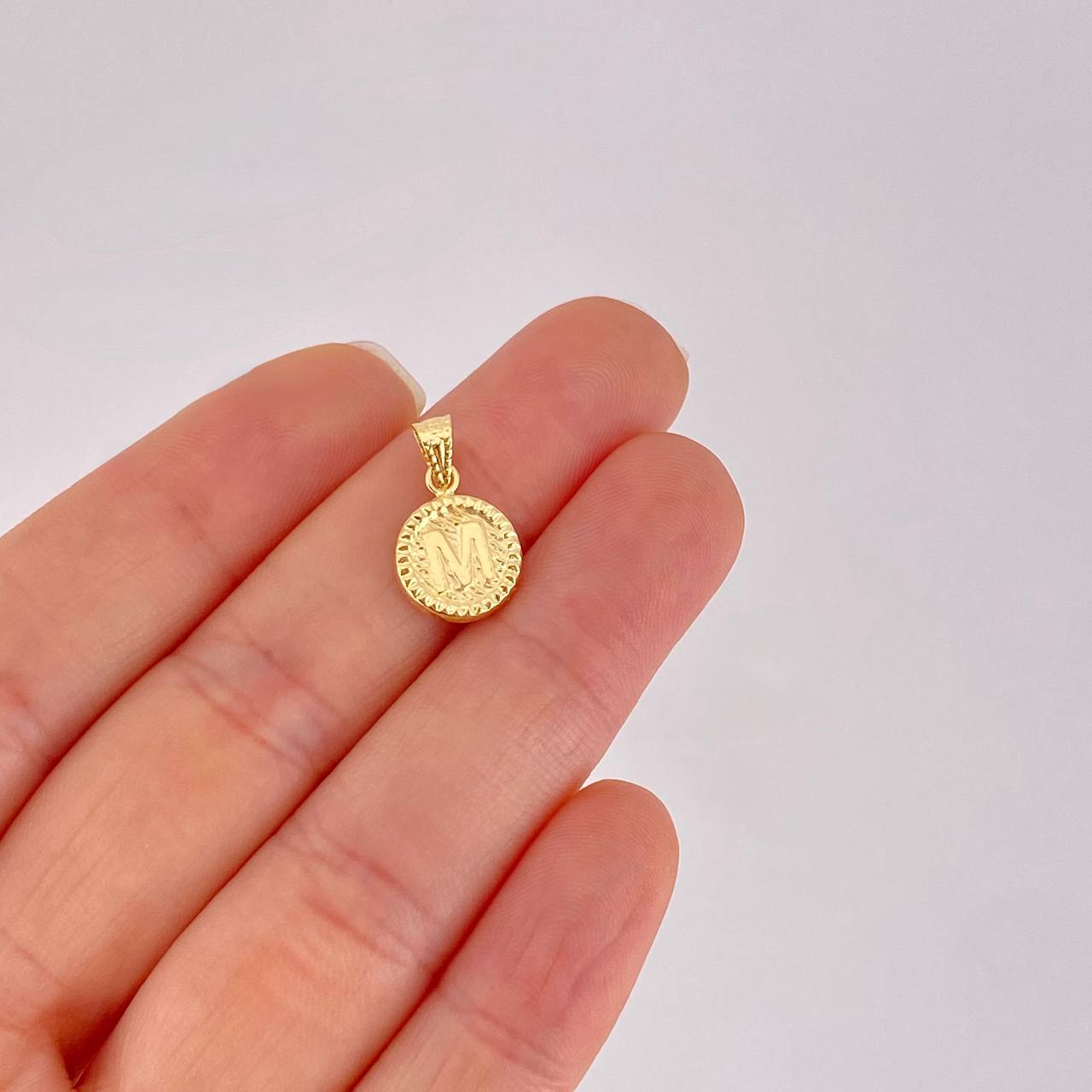 Dije Letra M Marco Bordeado 0.55g / 1.7cm Oro Amarillo 18K