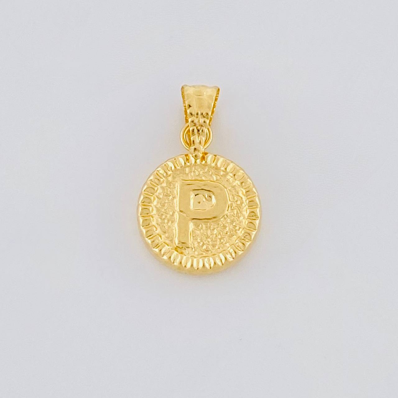 Dije Letra P Marco Bordeado 0.55g / 1.7cm Oro Amarillo 18K
