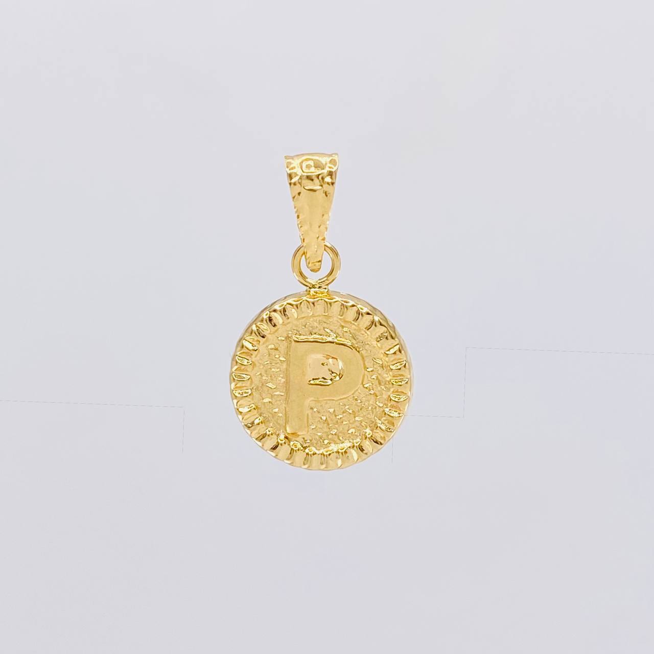 Dije Letra P Marco Bordeado 0.55g / 1.7cm Oro Amarillo 18K