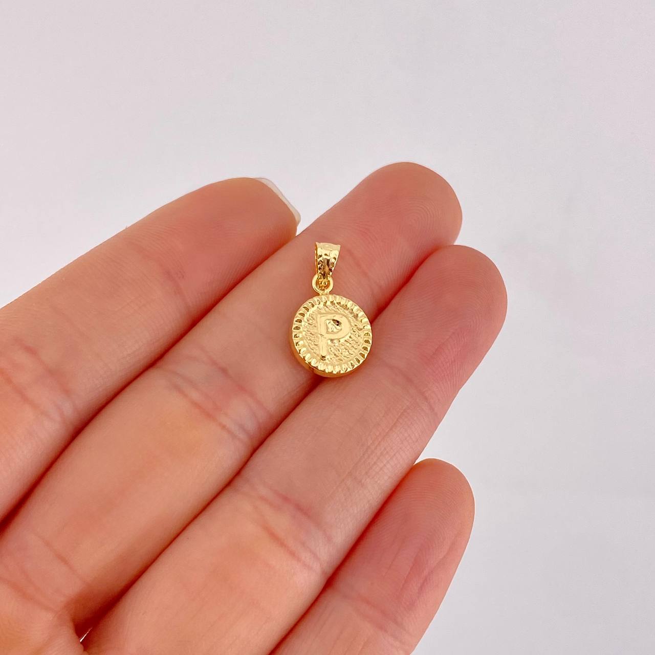 Dije Letra P Marco Bordeado 0.55g / 1.7cm Oro Amarillo 18K