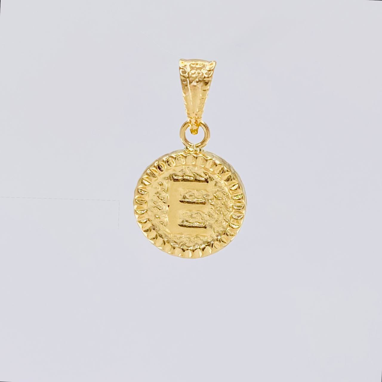 Dije Letra E Marco Bordeado 0.6g / 1.7cm Oro Amarillo 18K