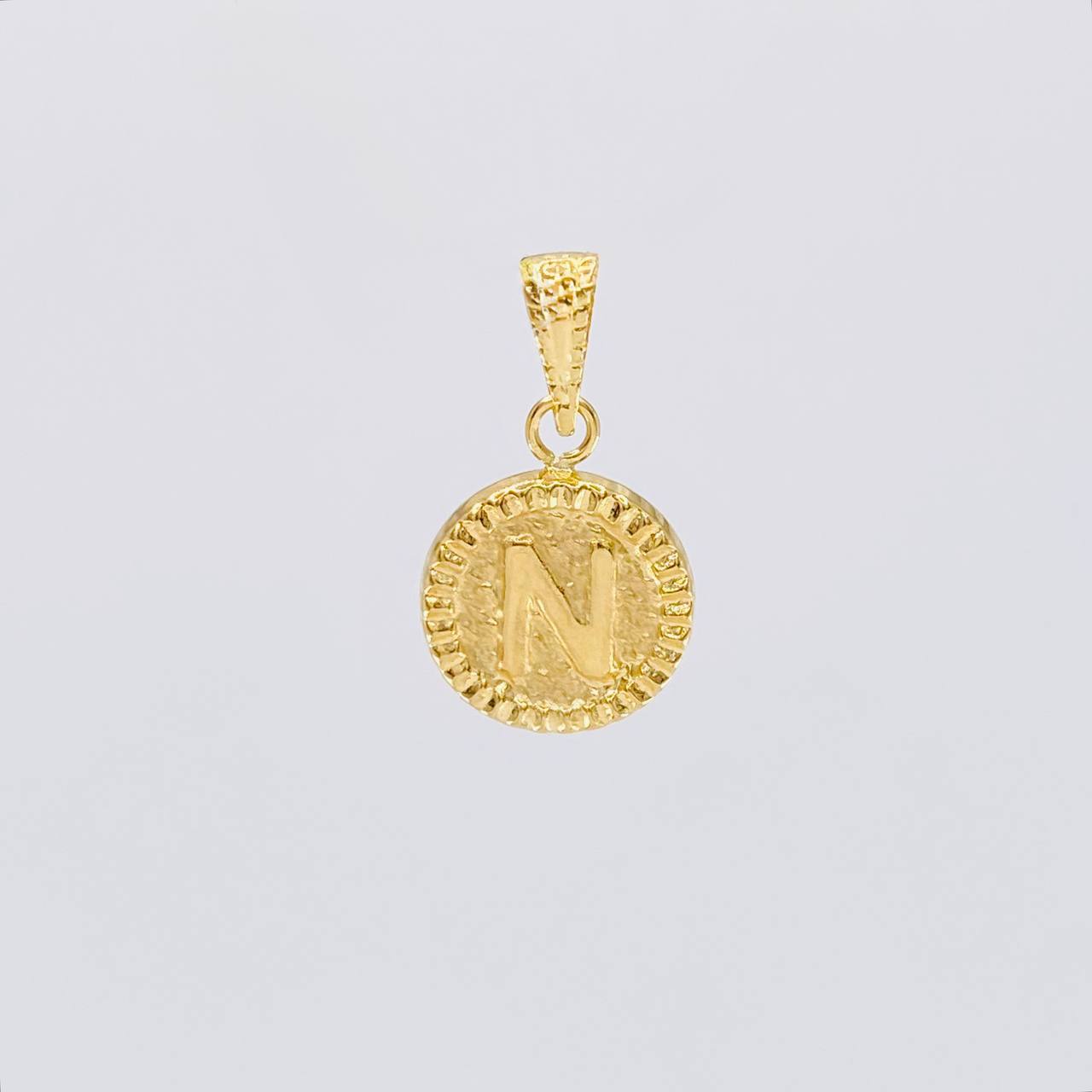 Dije Letra N Marco Bordeado 0.5g / 1.7cm Oro Amarillo 18K