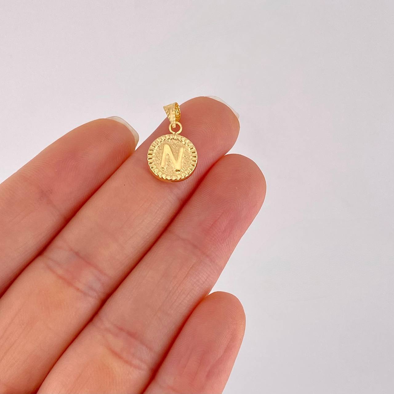 Dije Letra N Marco Bordeado 0.5g / 1.7cm Oro Amarillo 18K
