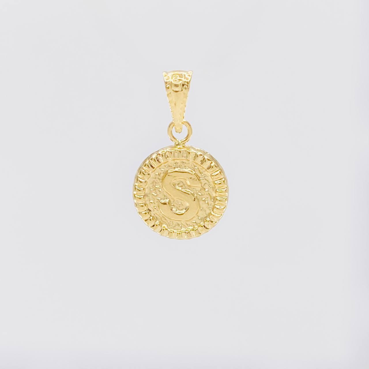 Dije Letra S Marco Bordeado 0.6g / 1.7cm Oro Amarillo 18K