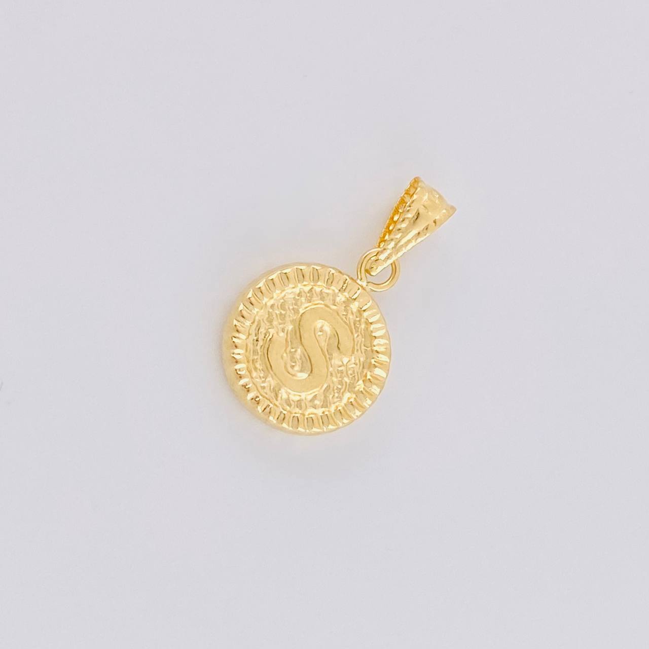 Dije Letra S Marco Bordeado 0.6g / 1.7cm Oro Amarillo 18K