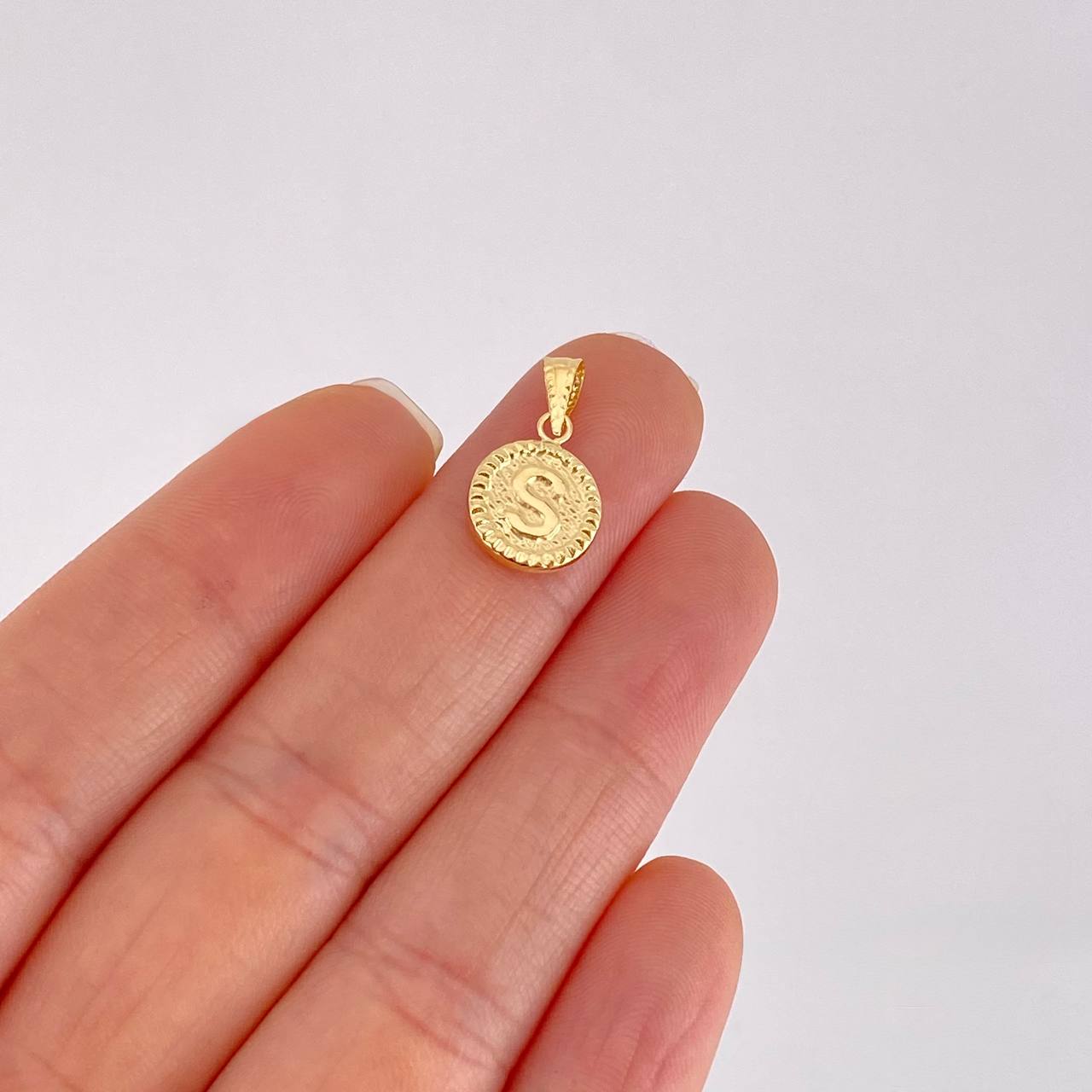 Dije Letra S Marco Bordeado 0.6g / 1.7cm Oro Amarillo 18K