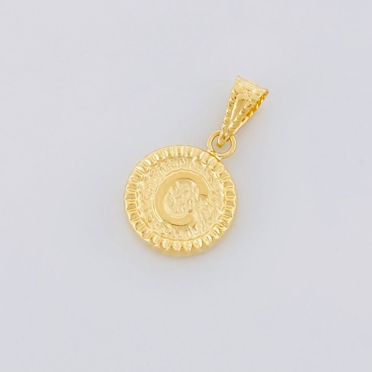 Dije Letra C Marco Bordeado 0.6g / 1.7cm Oro Amarillo 18K