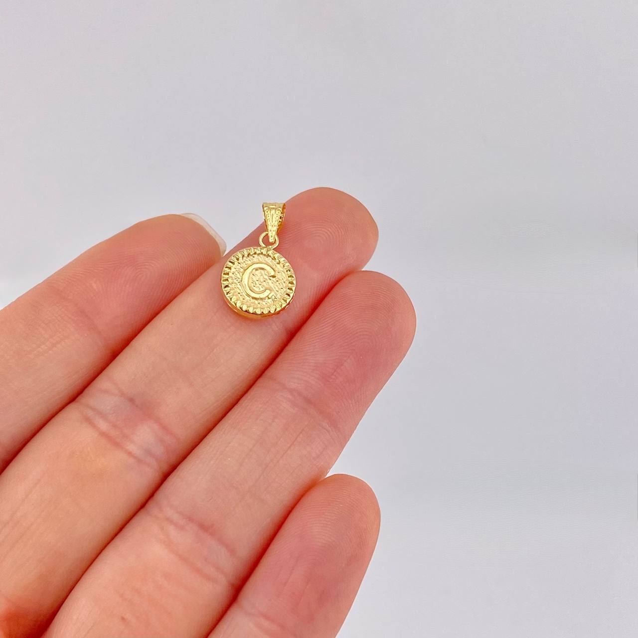 Dije Letra C Marco Bordeado 0.55g / 1.7cm Oro Amarillo 18K