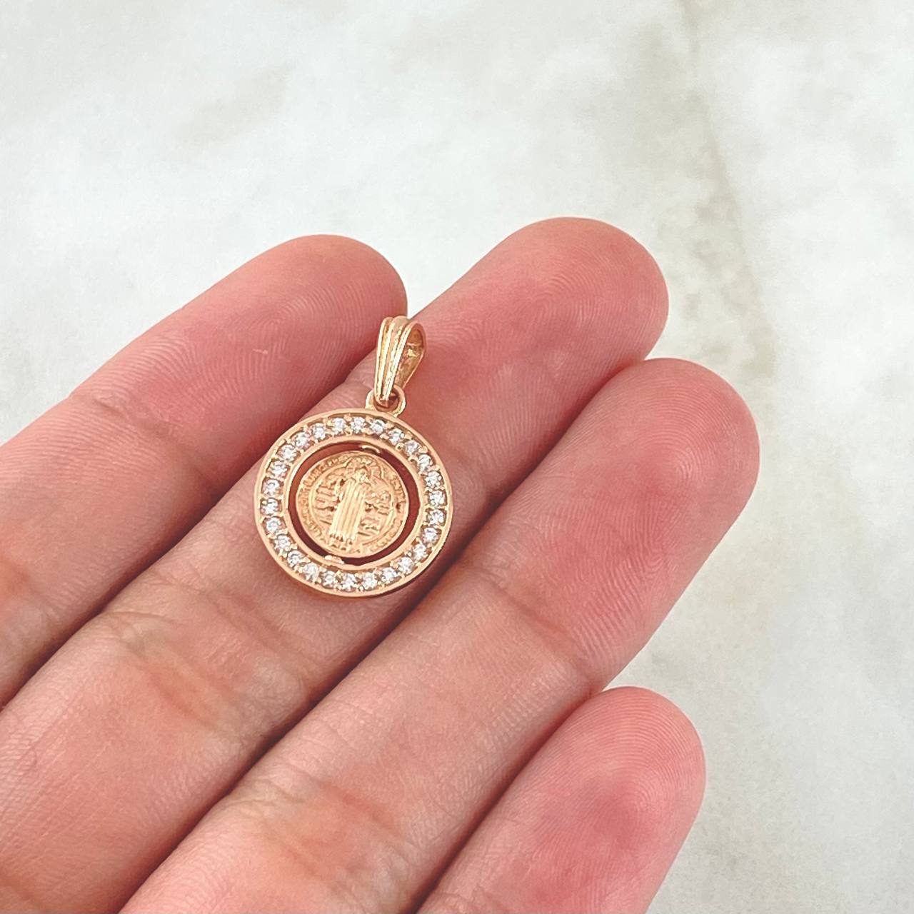 Dije San Benito En Aro Móvil 1.9gr / 2.3cm / Circones Blancos Oro Rosa 18K *