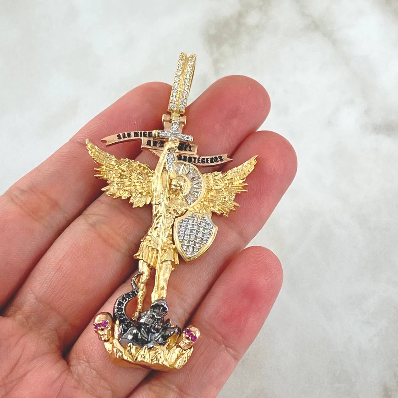 Dije San Miguel Arcángel Arcagel 18.4gr / 7.2cm / Silueta Circones Blancos Dos Oros Amarillo Rosa 18K *