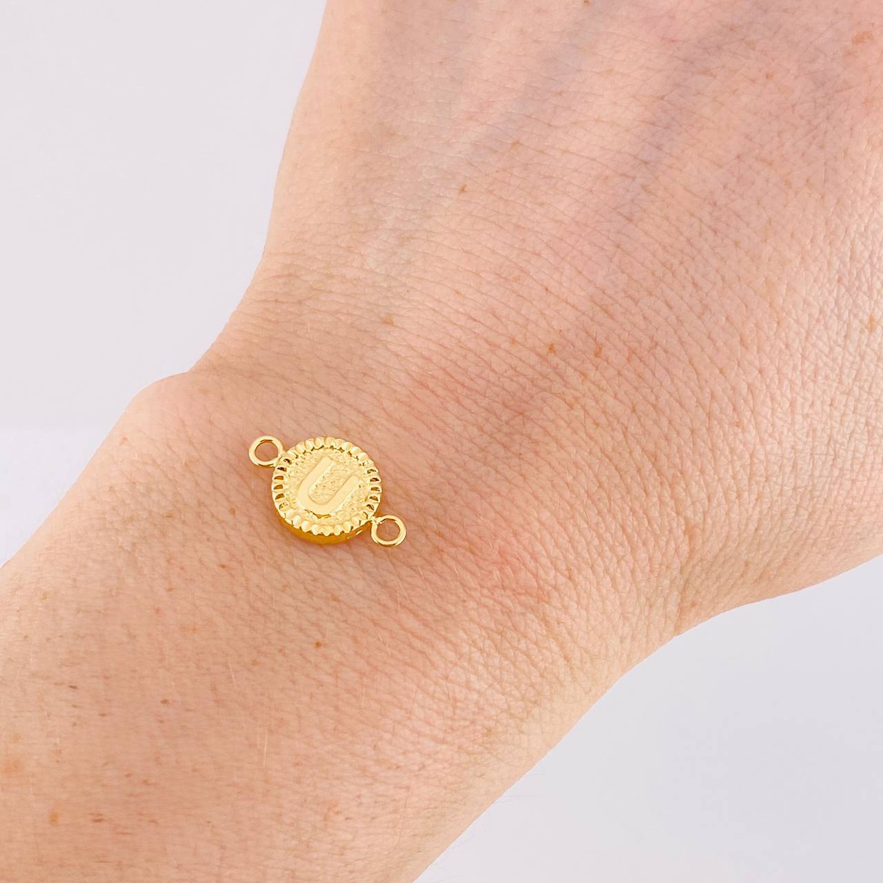 Herraje Letra U Marco Bordeado 0.55g / 1.7cm Oro Amarillo 18K